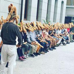 街头吃瓜被发现,意外走红引热议