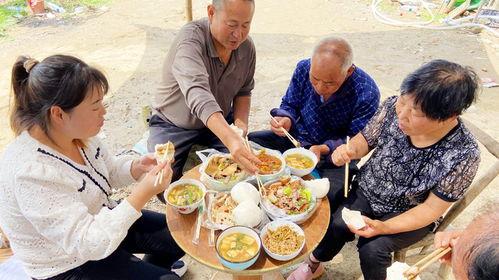 四个孩子下地摘瓜吃,共享丰收喜悦