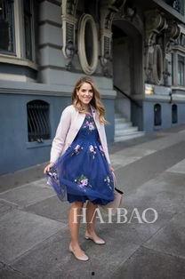 女人穿碎花裙吃瓜,女性夏日吃瓜新风尚