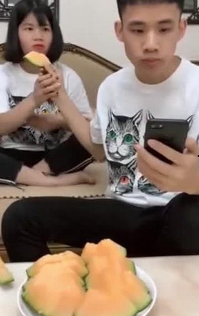 姐姐看弟弟吃瓜,姐姐看弟弟吃瓜的温馨瞬间