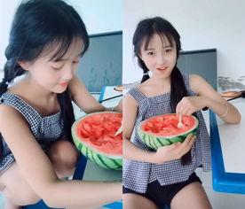儿童摄影女孩夏日吃瓜,小女孩悠闲吃瓜写真集