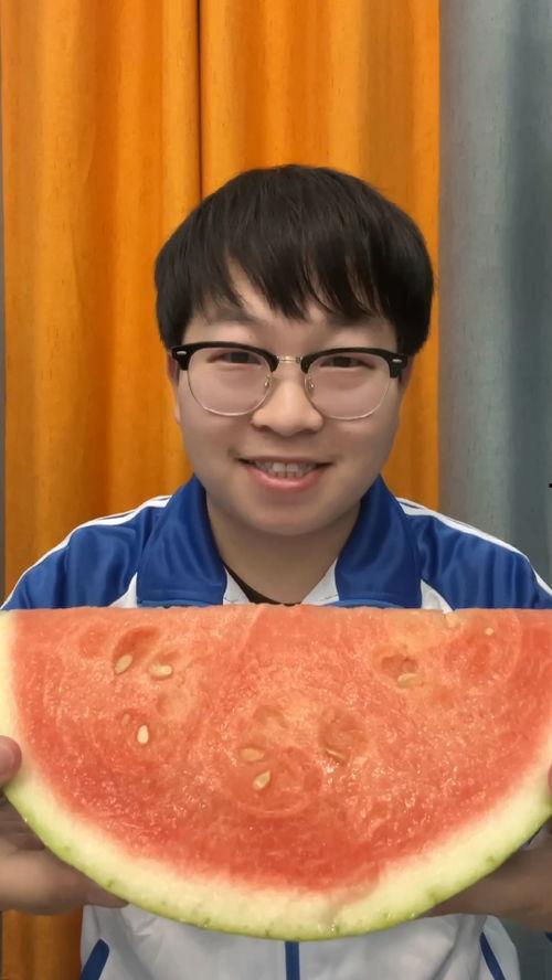 助理沉浸式吃瓜,揭秘娱乐圈幕后故事