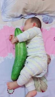 孩子模仿妈妈吃瓜,萌态十足引网友热议