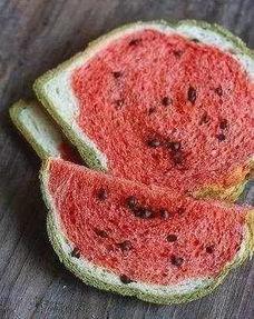 小孩拿瓜换糖吃